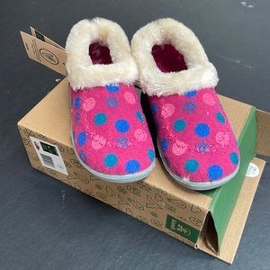 Brand new girls Kamik slippers